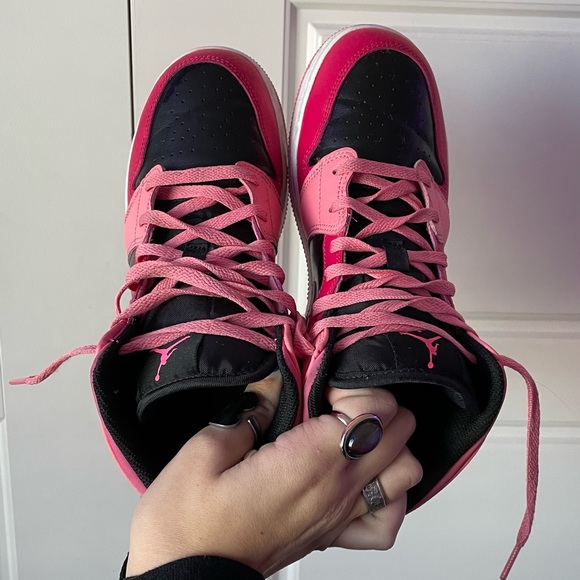 jordan 1 mid “coral pink” size 8 w size 6 y. - Picture 2 of 3